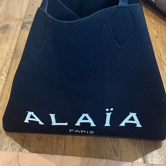Alaia Elegant Black Tote with White Accents - Picture 9 of 12